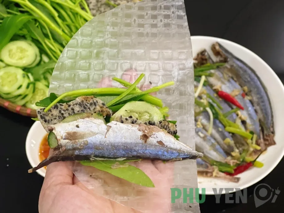 Cá nục hấp cuốn bánh tráng – Dân dã nhưng đậm đà hương vị vùng biển khó quên