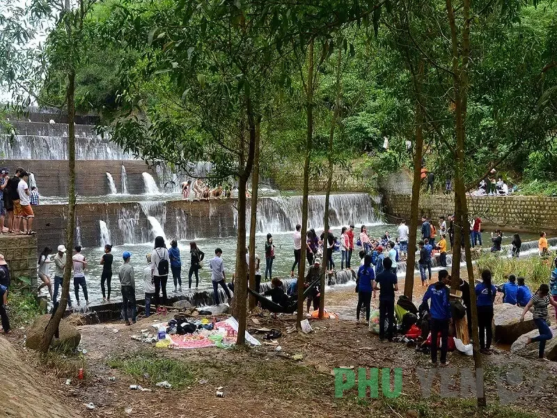 Chìm đắm với bức tranh thác nước trong ngần tại Hồ Hóc Răm Phú Yên