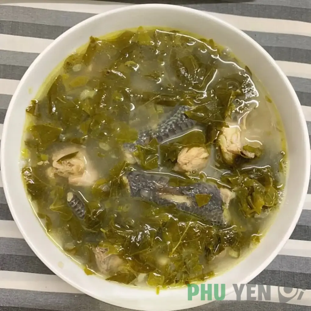 Thưởng thức nồi canh chua lá dít nấu thịt gà đậm đà hương vị miền núi Phú Yên