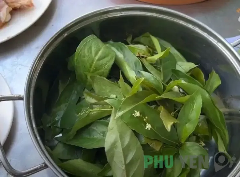 Thưởng thức nồi canh chua lá dít nấu thịt gà đậm đà hương vị miền núi Phú Yên