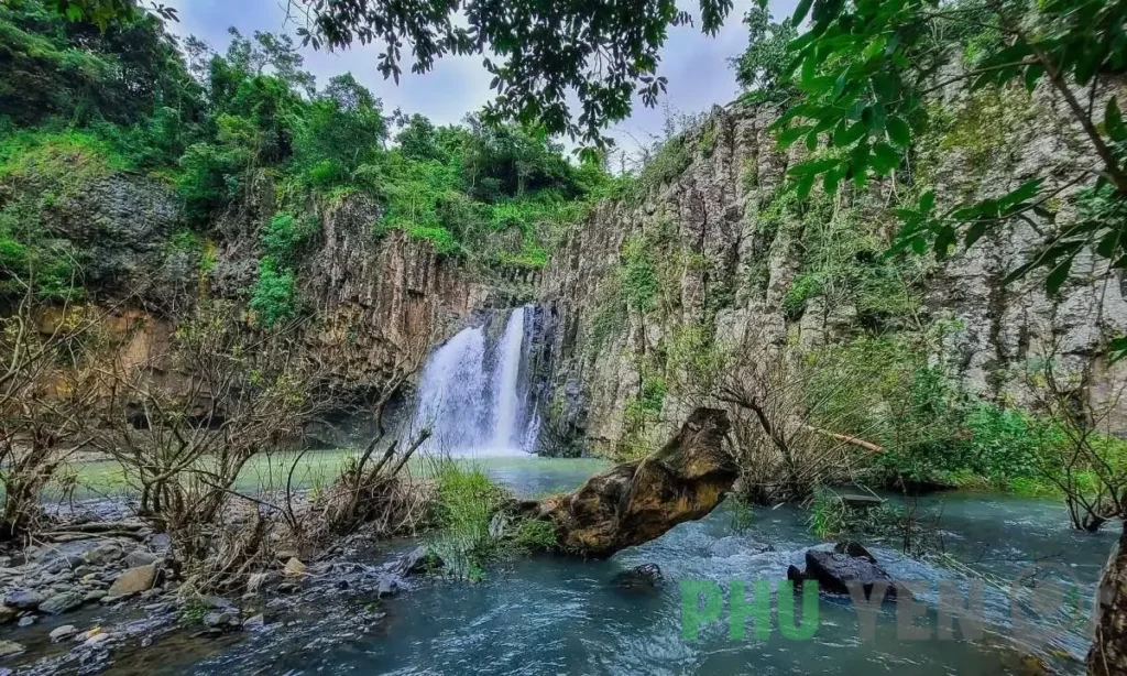Thác Vực Hòm Phú Yên &#8211; Khám phá vẻ đẹp hoang sơ hút hồn ngay từ lần đầu tiên