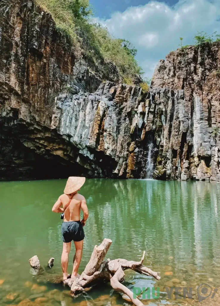 Thác Vực Hòm Phú Yên &#8211; Khám phá vẻ đẹp hoang sơ hút hồn ngay từ lần đầu tiên
