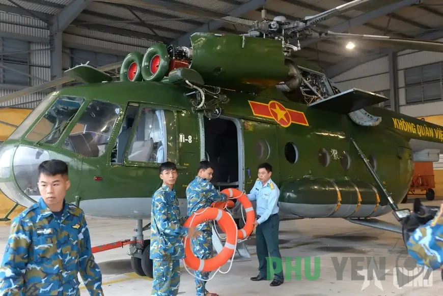 Trực thăng Trung đoàn Không quân 930 sẵn sàng cất cánh bay cứu hộ, cứu nạn các tỉnh Nam Trung Bộ