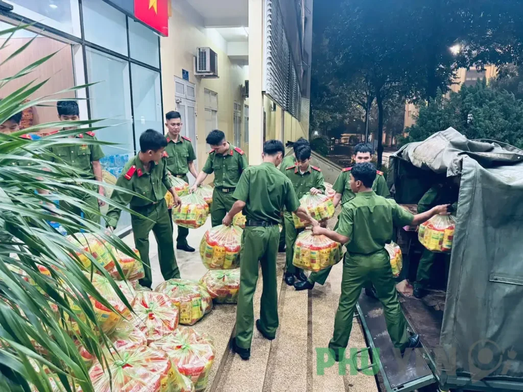 10 tấn nhu yếu phẩm đã được các đơn vị của Công an tỉnh Đắk Lắk khẩn trương vận chuyển