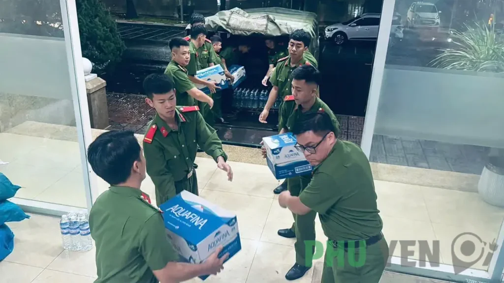 10 tấn nhu yếu phẩm đã được các đơn vị của Công an tỉnh Đắk Lắk khẩn trương vận chuyển