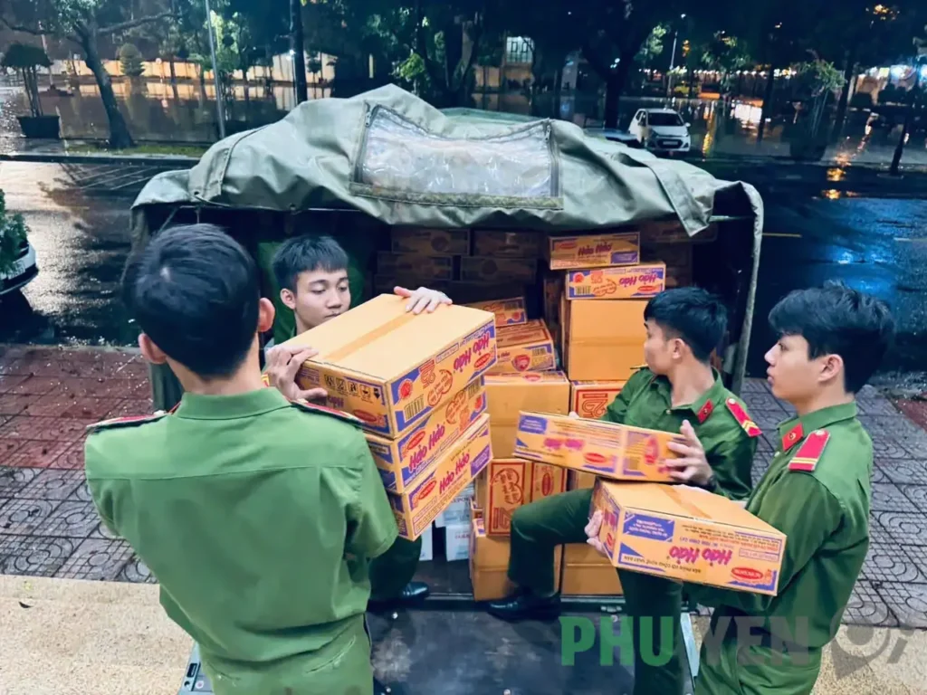 10 tấn nhu yếu phẩm đã được các đơn vị của Công an tỉnh Đắk Lắk khẩn trương vận chuyển